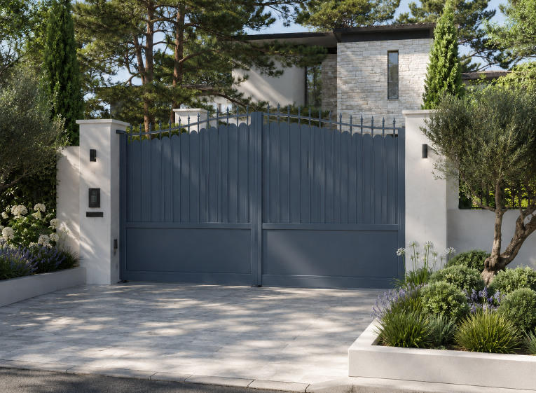 Portail battant aluminium de style fer forg&eacute; traditionnel